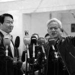 El director ejecutivo de Nvidia, Jensen Huang, da la mano al presidente de SK Hynix, Chey Tae-won, este lunes. KIM HONG-JI (REUTERS)