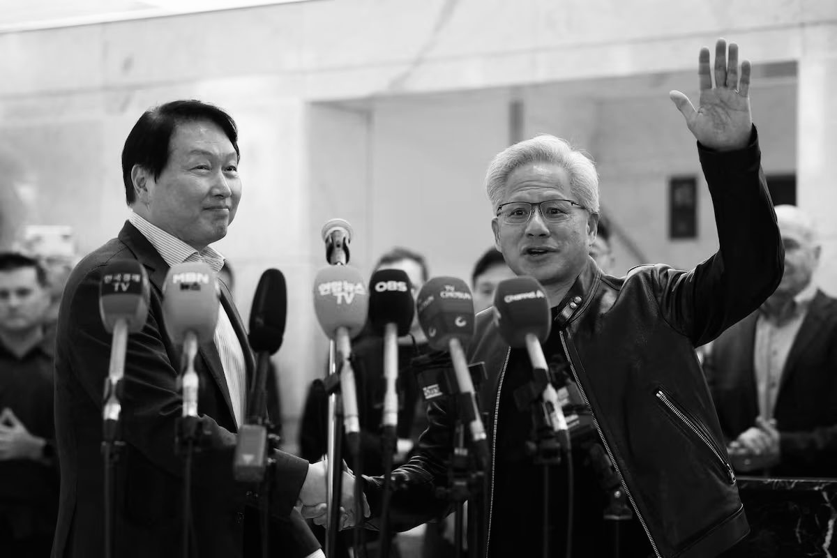 El director ejecutivo de Nvidia, Jensen Huang, da la mano al presidente de SK Hynix, Chey Tae-won, este lunes. KIM HONG-JI (REUTERS)